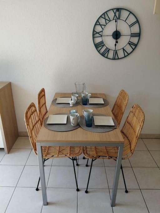 Le Soleil D Eugenie Appartement Dans Residence Avec Piscine Commune Pres De Carcassonne Olonzac Luaran gambar
